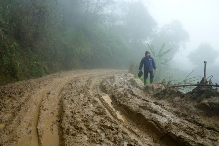 Mỗi mùa mưa đến, người dân xã Kim Bon lại phải đối mặt với những con đường lầy lội, nhầy nhụa bùn đất như thế này